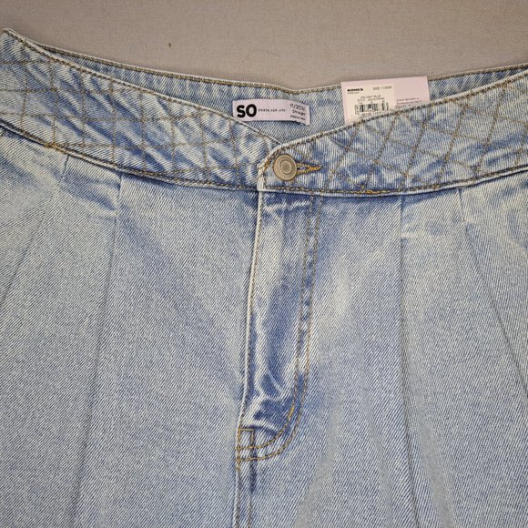 NEW SO Light Wash Straight Leg Pleated Crossover Waist Jeans Size 11 - Picture 4 of 5